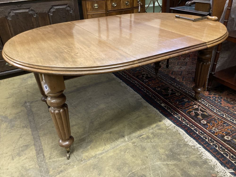 A Victorian mahogany oval extending dining table, with two spare leaves, 220cm extended, width 120cm, height 72cm